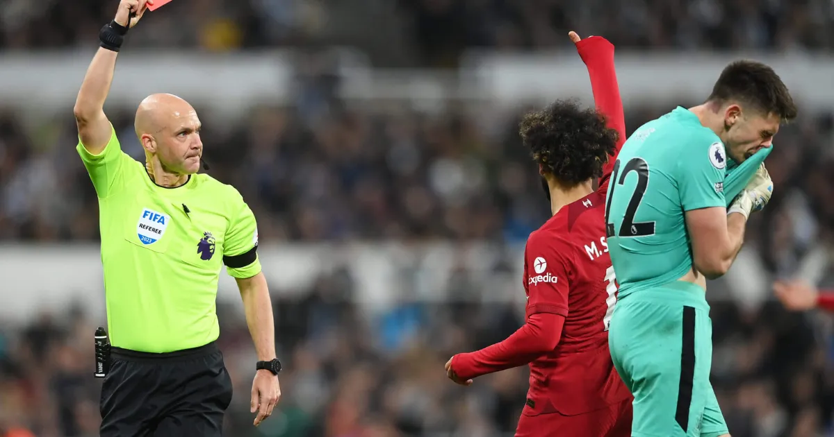 裁判出示红牌，球员反应